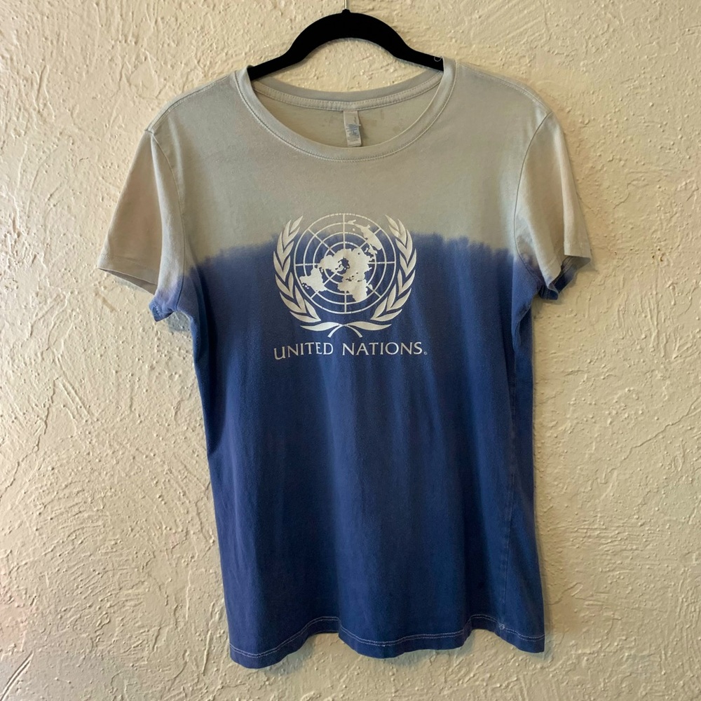 Vintage small UN tie dye souvenir tee